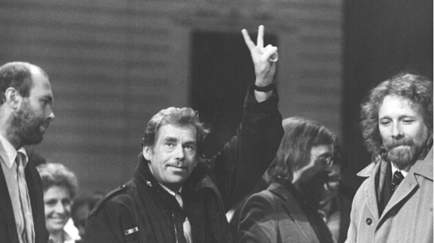 V&aacute;clav Havel v Mahenově divadle 15. ledna 1990.
