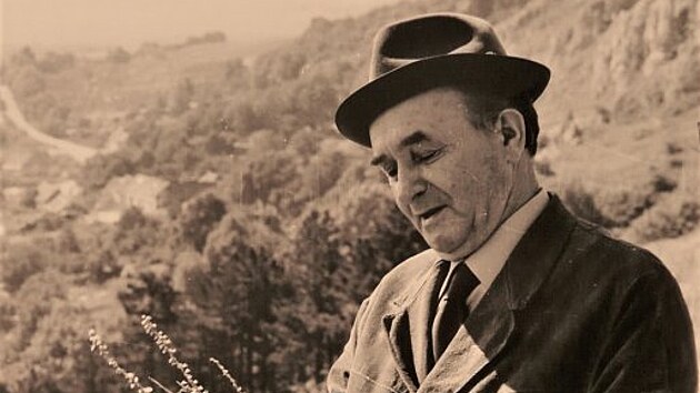 Jaromír Tomeček se narodil 30. září 1906 v Kroměříži, ale od roku 1940 až do své smrti 15. července 1997 žil v Brně, kde je i pohřben.