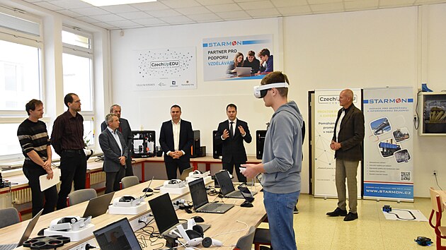 Nov&eacute; vzděl&aacute;vac&iacute; centrum CzechUpEDU v Česk&eacute; Třebov&eacute; nab&iacute;z&iacute; studentům možnost vyzkou&scaron;et si modern&iacute; technologie př&iacute;mo v praxi.