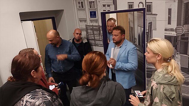 Ve &scaron;t&aacute;bu ANO oznamuje Rychteck&yacute;, Nadrchal a Vondra dohodu o př&iacute;padn&eacute; koalici. (10. ř&iacute;jna 2026)