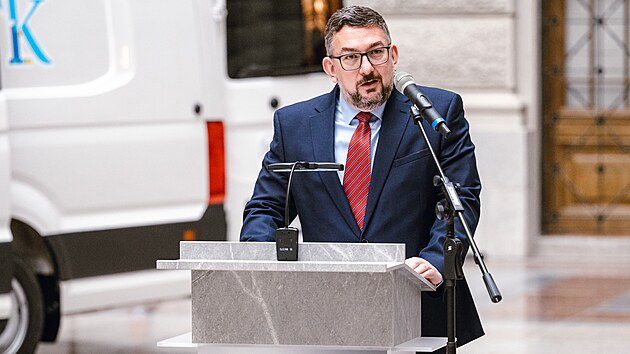 Mobilní digitalizační stanice Archa III, která má pomoci ve válkou zasažených oblastech na Ukrajině se záchranou kulturního dědictví. Na snímku ředitel Národního muzea Michal Lukeš.