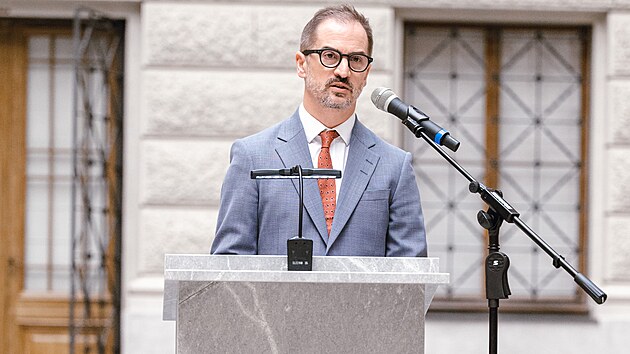 Mobilní digitalizační stanice Archa III, která má pomoci ve válkou zasažených oblastech na Ukrajině se záchranou kulturního dědictví. Na snímku ředitel Nadace Karel Komárek Family Foundation Luboš Veselý.