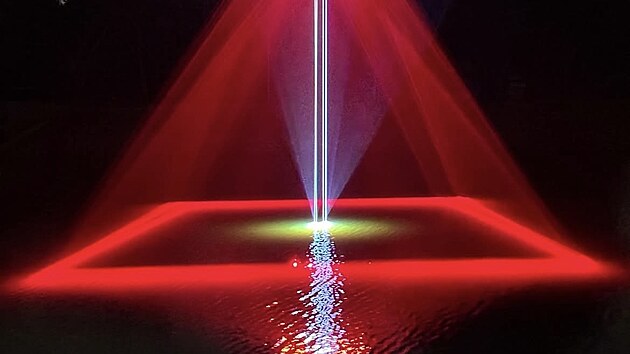 Na Signal Festivalu 2026 se nad plavebním kanálem mezi Trojou a Podbabou rozzáří laserová instalace tchajwanského umělce Aka Changa. Odrazy paprsků na hladině vytvoří dojem, že světlo pokračuje hluboko pod vodu.