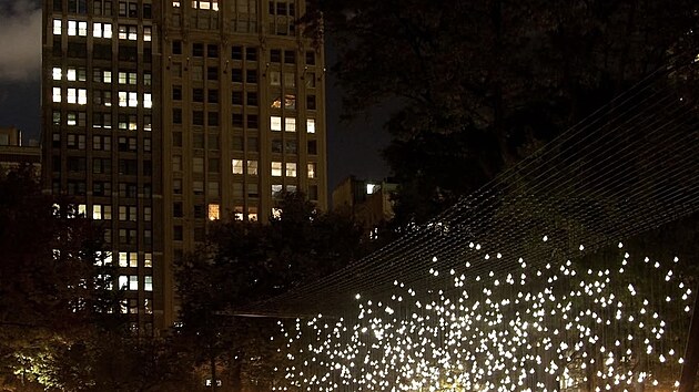 Americký umělec Jim Campbell představí na Signal Festivalu 2026 světelnou instalaci Scattered Light. V parku generála Lázaro Cárdenase v Dejvicích vytvoří více než 1 500 světelných bodů obrazy pohybujících se postav.