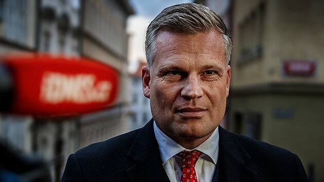 Poslanec Motoristů Filip Turek dorazil do &scaron;t&aacute;bu na Mal&eacute; Straně. (10. ř&iacute;jna 2026)