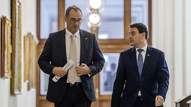 Ministr pro sport Boris Šťastný a ministr zahraničí Petr Macinka (oba Motoristé) přichází na zasedání vlády. Ta by se měla vrátit k novele upravující financování asistentů pedagoga. (19. října 2026)