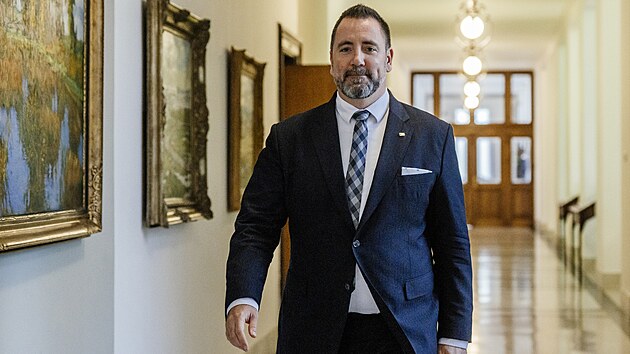 Ministr životn&iacute;ho prostřed&iacute; Igor Červen&yacute; (Motorist&eacute;)  přich&aacute;z&iacute; na zased&aacute;n&iacute; vl&aacute;dy. Ta by se měla vr&aacute;tit k novele upravuj&iacute;c&iacute; financov&aacute;n&iacute; asistentů pedagoga. (19. ř&iacute;jna 2026)