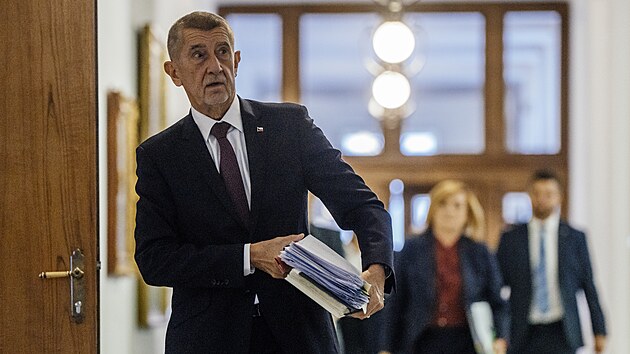 Premi&eacute;r Andrej Babi&scaron; (ANO)  přich&aacute;z&iacute; na zased&aacute;n&iacute; vl&aacute;dy. Ta by se měla vr&aacute;tit k novele upravuj&iacute;c&iacute; financov&aacute;n&iacute; asistentů pedagoga. (19. ř&iacute;jna 2026)