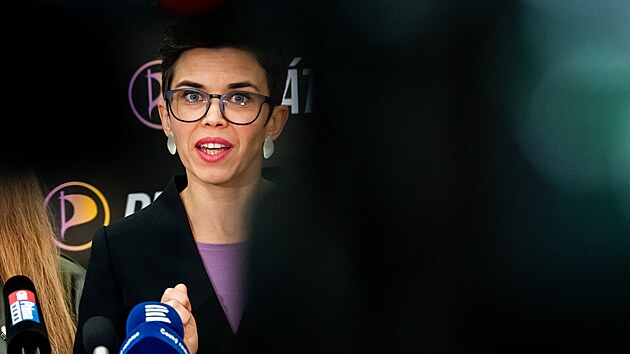 Olga Richterová na tiskové konferenci klubu Pirátů ve Sněmovně. (13. října 2026)
