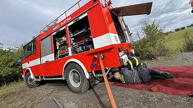 Členov&eacute; SDH Slatina si sv&eacute;pomocně vyměnili čerpadlo ve star&scaron;&iacute; cisterně, kter&aacute; zasahovala při velk&eacute;m lesn&iacute;m pož&aacute;ru v m&iacute;stn&iacute; č&aacute;sti Větřkovic &ndash; Nov&eacute;m Vrbně na Opavsku. (z&aacute;ř&iacute; 2026)