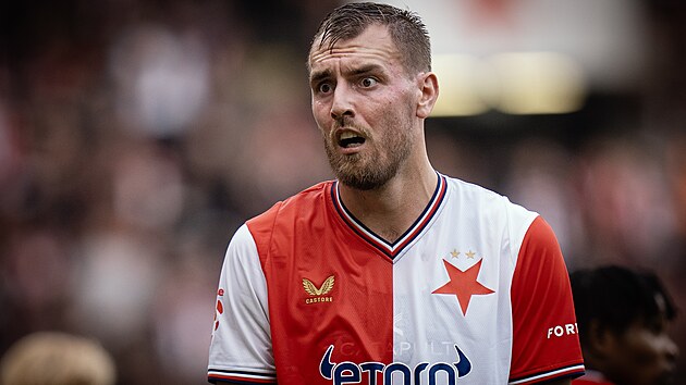 Tom&aacute;&scaron; Chor&yacute; ze Slavie se div&iacute; v z&aacute;pase s Hradcem Kr&aacute;lov&eacute;.