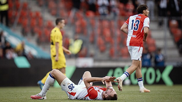 Tom&aacute;&scaron; Chor&yacute; ze Slavie lež&iacute; v z&aacute;pase s Hradcem Kr&aacute;lov&eacute;.