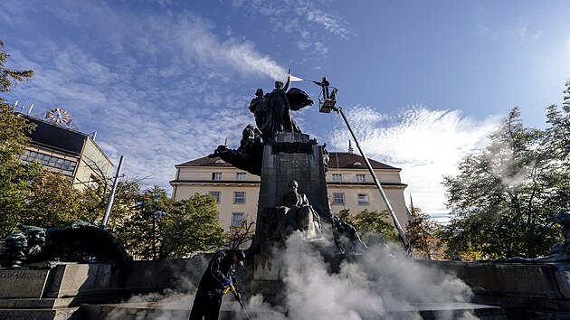 Firma Kärcher ve spolupráci s restaurátory odstranila nečistoty z pomníku Františka Palackého. (13. října 2026)