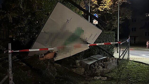 Řidič nákladního vozu zkolaboval a narazil do rodinného domu. (18. října 2026)