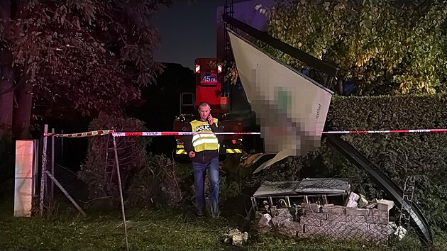 Řidič nákladního vozu zkolaboval a narazil do rodinného domu. (18. října 2026)