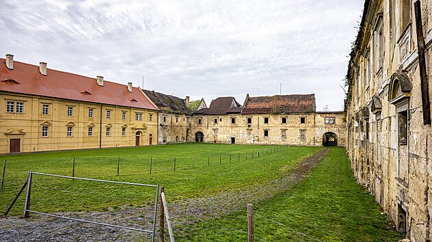Začala obnova další části hospodářského dvora na zámku Zákupy.