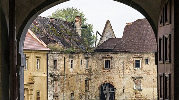 Začala obnova další části hospodářského dvora na zámku Zákupy.