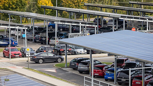 Konstrukce takzvan&eacute;ho carportu, což je zastře&scaron;en&eacute; st&aacute;n&iacute; pro automobily.