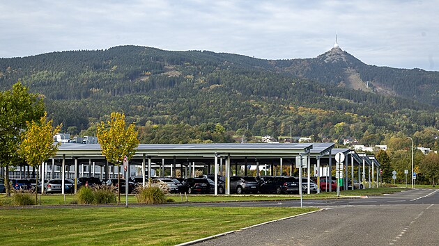 Parkovi&scaron;tě, kter&eacute; pojme až pět set automobilů, tvoř&iacute; na 2 700 sol&aacute;rn&iacute;ch panelů.