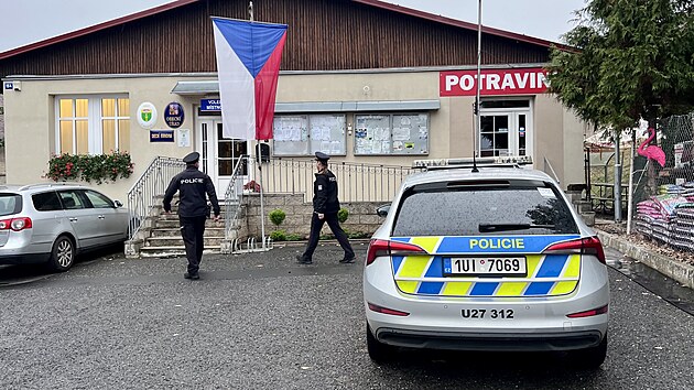 Na průběh voleb v Chožově na Lounsku dohl&iacute;žela policie. (9. ř&iacute;jna 2026)