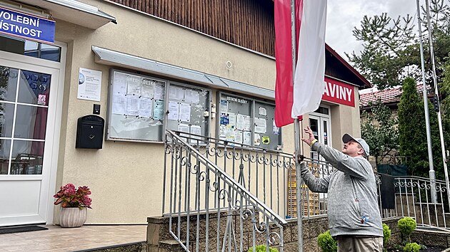 Komun&aacute;ln&iacute; volby v Chožově na Lounsku. Po uzavřen&iacute; volebn&iacute; m&iacute;stnosti starosta Jaroslav Koubek sundal st&aacute;tn&iacute; vlajku. (10. ř&iacute;jna 2026)