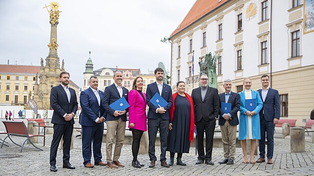 Zástupci nové vládnoucí koalice města Olomouc stvrdili spolupráci podpisem koaliční smlouvy. Uprostřed je budoucí primátor Marek Zelenka (STAN). (19. října 2026)