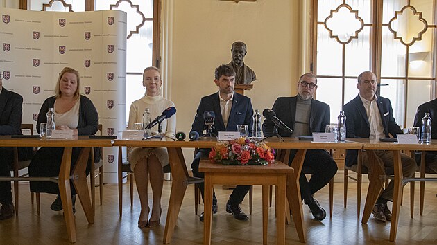 Zástupci nové olomoucké koalice. Zleva Zdeněk Žák (Piráti), Kristína Machačíková (Zelení), Lucie Tungul (Milujeme Olomouc), Marek Zelenka (STAN), Aleš Prstek (ProOlomouc), Matouš Pelikán (KDU-ČSL) a Otakar Štěpán Bačák. (spOlečně). (19. října 2026)