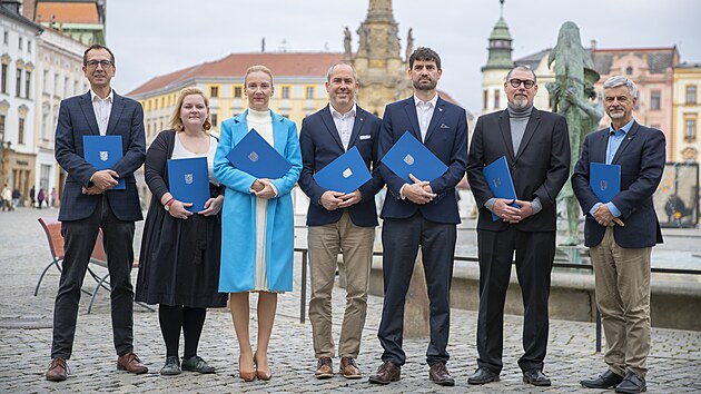 Zástupci nové olomoucké koalice. Zleva Zdeněk Žák (Piráti), Kristína Machačíková (Zelení), Lucie Tungul (Milujeme Olomouc), Matouš Pelikán (KDU-ČSL), Marek Zelenka (STAN), Aleš Prstek (ProOlomouc) a Otakar Štěpán Bačák (spOlečně). (19. října 2026)