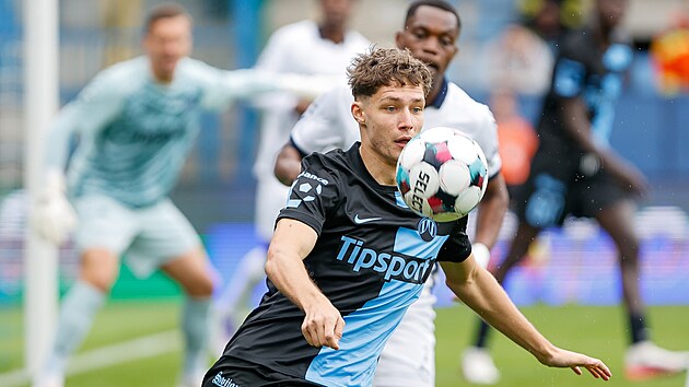 Libereck&yacute; z&aacute;ložn&iacute;k Alexandr Bužek si zpracov&aacute;v&aacute; m&iacute;č v utk&aacute;n&iacute; proti Slov&aacute;cku.