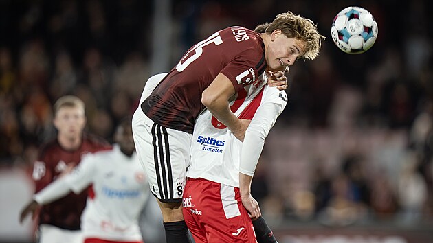 Sparťansk&yacute; obr&aacute;nce Viktor Vit&aacute;lyos hlavičkuje v utk&aacute;n&iacute; proti Pardubic&iacute;m.