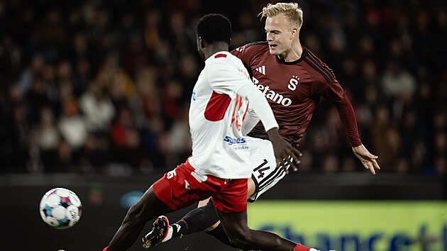Sparťansk&yacute; &uacute;točn&iacute;k Jonatan Brunes v &scaron;anci během utk&aacute;n&iacute; proti Pardubic&iacute;m