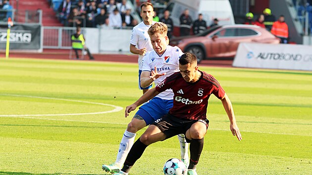Sparťan Hugo Sochůrek si kryje míč před ostravským Davidem Plankou.