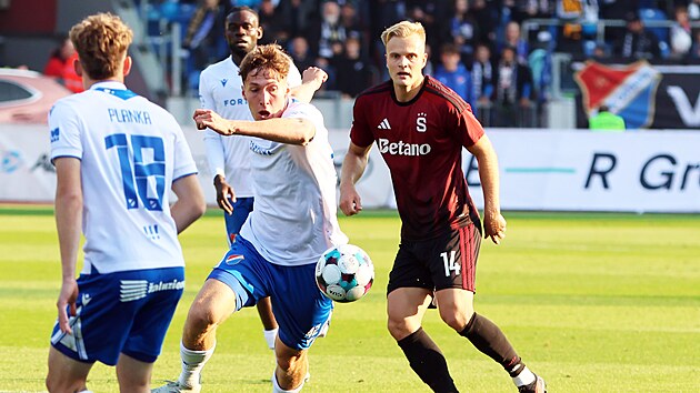 Ostravský Jiří Míček se žene za balonem před Brautem Brunesem ze Sparty.