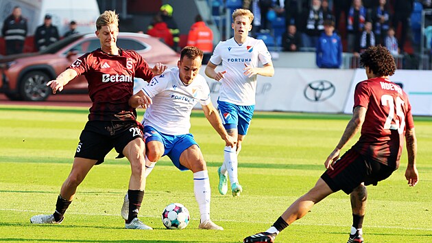 Sparťan Roman Macek a ostravsk&yacute; Filip Kubala bojuj&iacute; o balon.