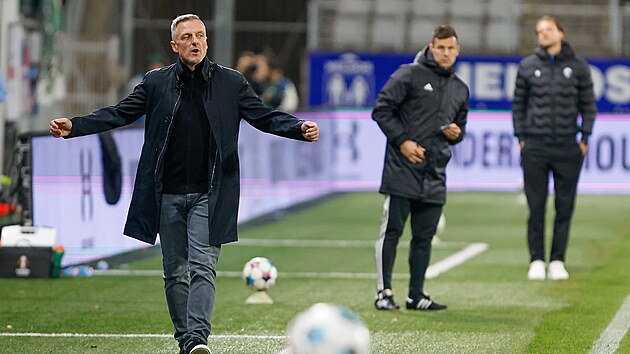 Trenér jabloneckých fotbalistů Luboš Kozel gestikuluje u lajny.