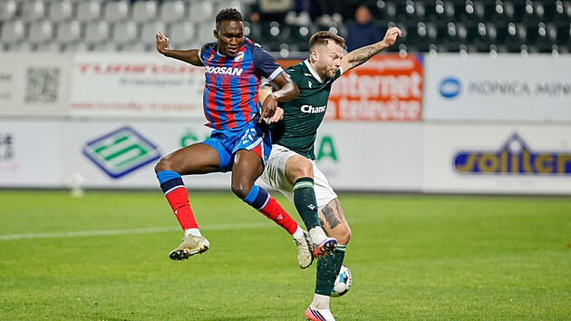 Martin Cedidla (vpravo) a Baboucarr Faal svádí souboj o míč.