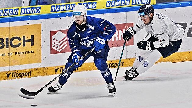 Michal Kunc z Komety Brno kreje puk před napadajícím Alešem Čechem v zápase 10. kola extraligy mezi Kometou Brno a Plzní. (11. října 2026)