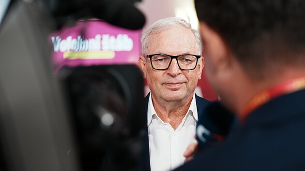 Volebn&iacute; &scaron;t&aacute;b na Malostransk&eacute;m n&aacute;měst&iacute; v Praze (Starostov&eacute;). Na sn&iacute;mku David Smoljak. (17. ř&iacute;jna 2026)