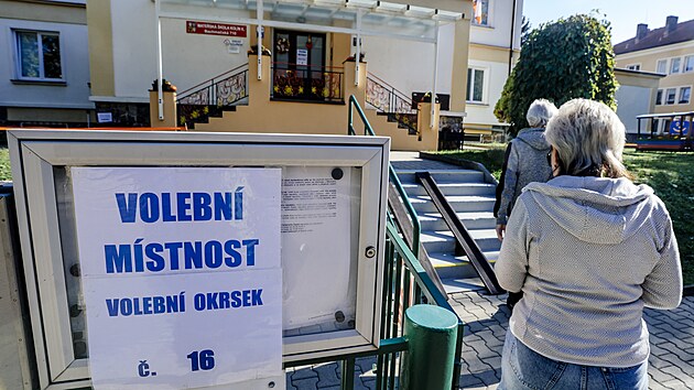 Druh&eacute; kolo sen&aacute;tn&iacute;ch voleb. Volebn&iacute; m&iacute;stnost ve &scaron;kolce Bachmačsk&aacute; v Kol&iacute;ně, kde se rozhoduje mezi Michaelem Ka&scaron;parem (STAN) a Andreou Brzobohatou (ANO).  (16. ř&iacute;jna 2026)