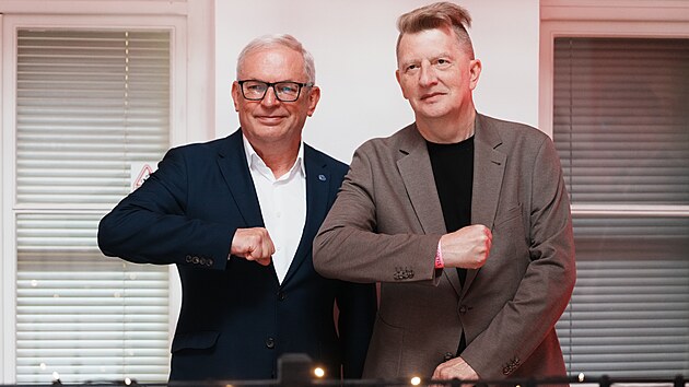 Volební štáb na Malostranském náměstí v Praze (Starostové). Na snímku senátoři Jiří Padevět a David Smoljak (vlevo). (17. října 2026)