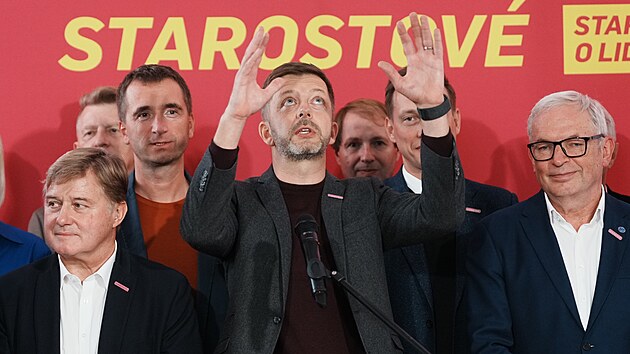 Volební štáb na Malostranském náměstí v Praze (Starostové). Na snímku hovoří Vít Rakušan. (17. října 2026)