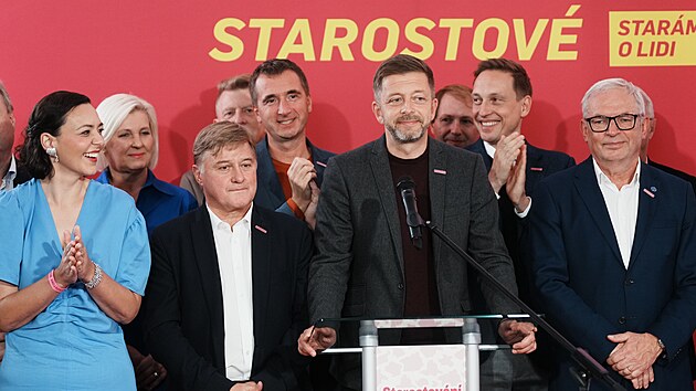 Volebn&iacute; &scaron;t&aacute;b na Malostransk&eacute;m n&aacute;měst&iacute; v Praze (Starostov&eacute;). Na sn&iacute;mku hovoř&iacute; V&iacute;t Raku&scaron;an. (17. ř&iacute;jna 2026)