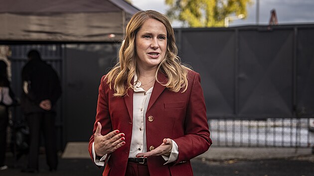 Volební štáb Pirátů v Trojském pivovaru. Příchod kandidátky na primátorku Tereza Nislerová. (10. října 2026)