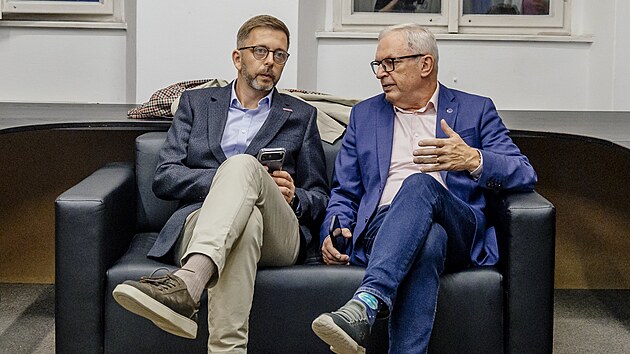 Volební štáb na Malostranském náměstí v Praze (Starostové). Na snímku Vít Rakušan a David Smoljak. (10. října 2026)