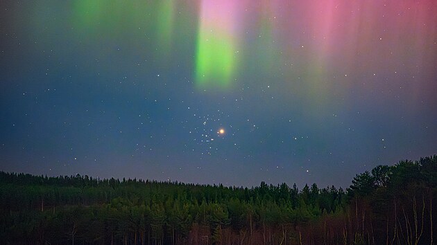 Astronomický snímek dne NASA Mars a Jesličky pod polární září. (10. října 2026)