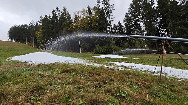Skiare&aacute;l Je&scaron;těd začal s v&yacute;robou ledu na sjezdovk&aacute;ch. (12. ř&iacute;jna 2026)