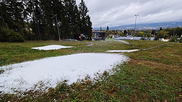 Skiare&aacute;l Je&scaron;těd začal s v&yacute;robou ledu na sjezdovk&aacute;ch. (12. ř&iacute;jna 2026)