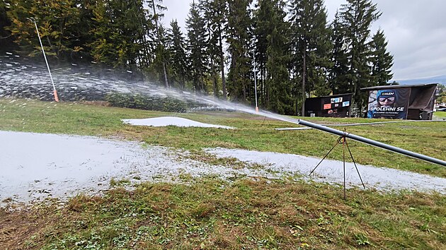 Skiare&aacute;l Je&scaron;těd začal s v&yacute;robou ledu na sjezdovk&aacute;ch. (12. ř&iacute;jna 2026)