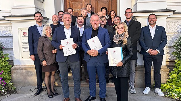 V&iacute;tězn&eacute; hnut&iacute; Hradi&scaron;ť&aacute;ci složilo koalici s ANO a ODS. V popřed&iacute; zleva: Stanislav Blaha (ODS), Michal Dvoulet&yacute; (Hradi&scaron;ť&aacute;ci) a Jana Grygarov&aacute; (ANO). (ř&iacute;jen 2026)