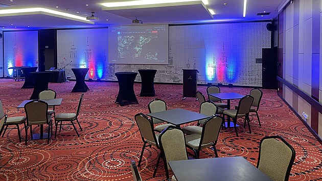 Místnost vyhrazená pro politiky ve volebním štábu SPD v pražském Hotelu Duo. (10. října 2026)